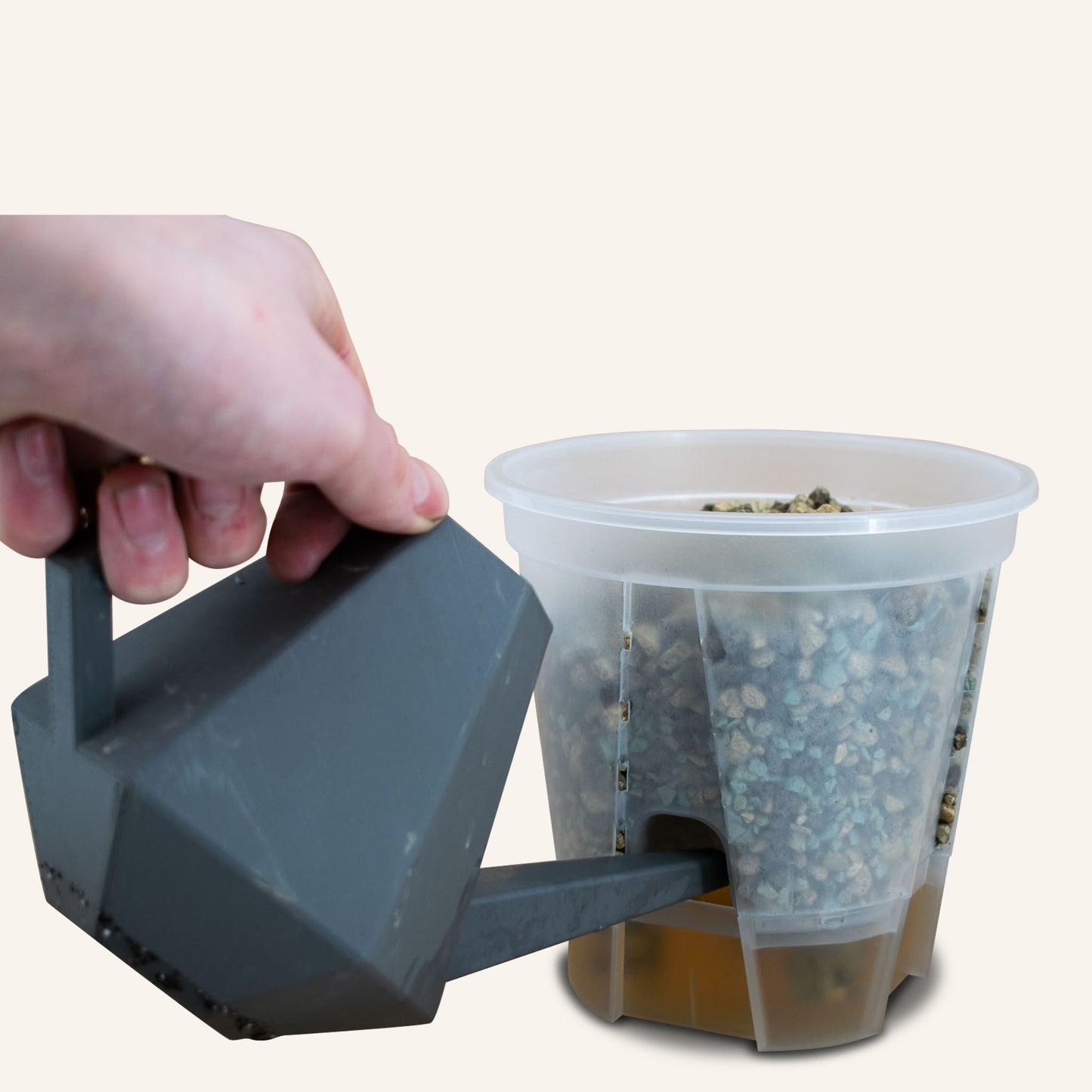 Macetas con riego automático transparentes